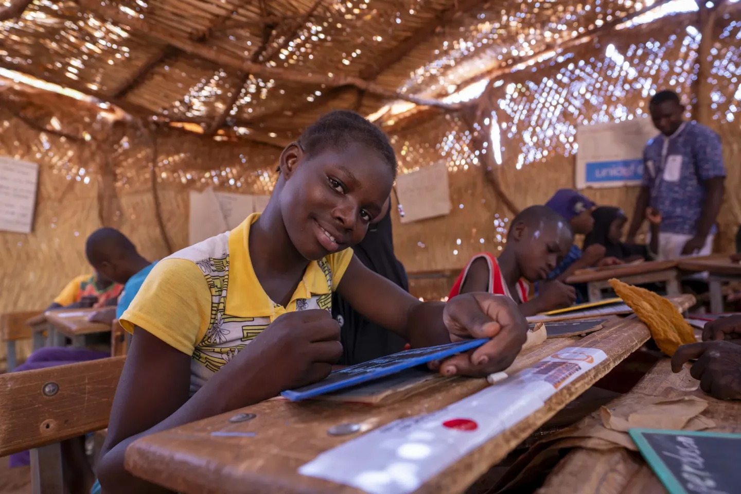 Sawadogo Odette est en train d&rsquo;&eacute;crire sur son ardoise 