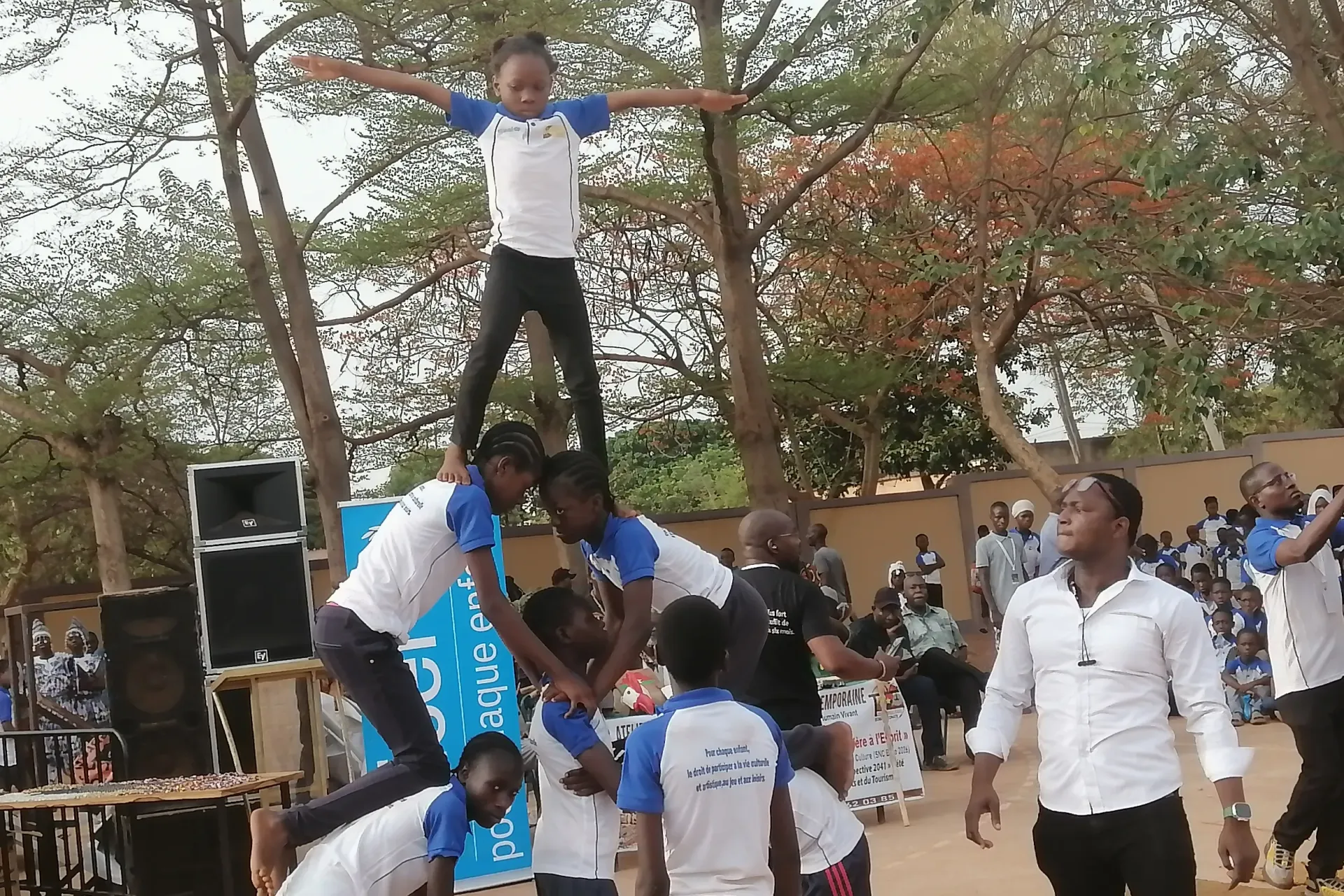 Les enfants ex&eacute;cutent un num&eacute;ro de cirque &agrave; l'espace enfants &agrave; la c&eacute;r&eacute;monie de cl&ocirc;ture de la participation des enfants &agrave; la SNC 2026