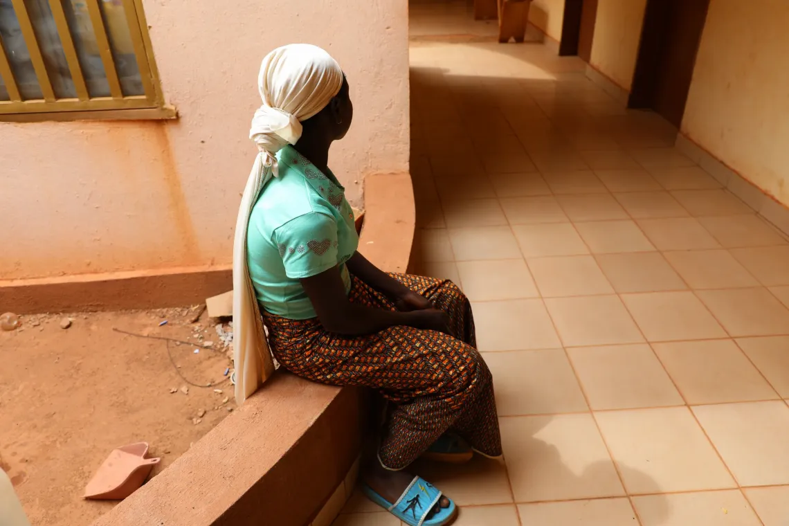 Soraya, perdue dans ses pens&eacute;es depuis l&rsquo;exp&eacute;rience douloureuse qu&rsquo;elle a v&eacute;cue dans la r&eacute;gion du Yadga.au Burkina Faso