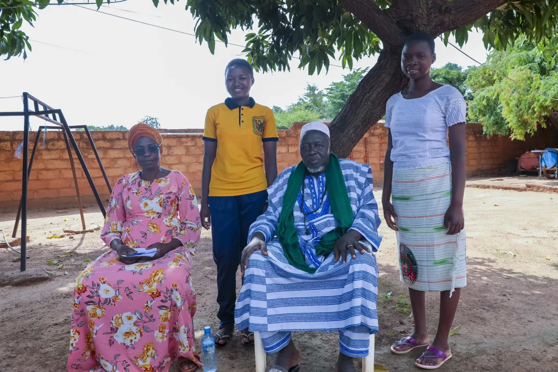 Yaya Traor&eacute; repr&eacute;sentant des parents d&rsquo;enfants est aux c&ocirc;t&eacute;s de Gloria, responsable du centre, d&rsquo;Augustine et de Gwladys