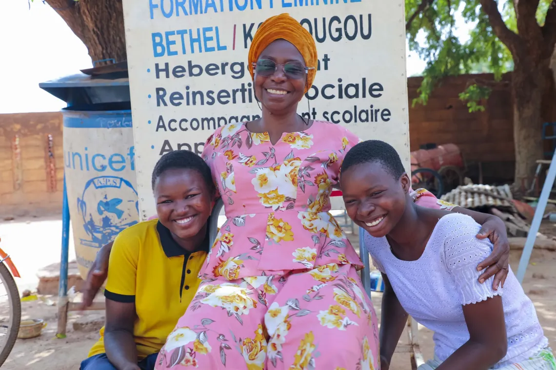 Avec bienveillance, Madame Gloria veille au quotidien sur les jeunes filles du Centre B&eacute;thel et les accompagne sur le chemin de la r&eacute;ussite.