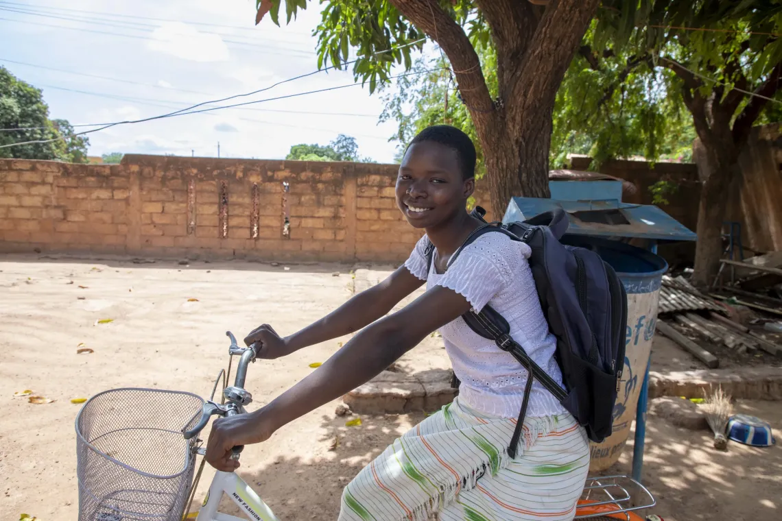 Le v&eacute;lo de Gwladys lui facilite ses d&eacute;placements entre le centre et son &eacute;tablissement scolaire gr&acirc;ce au soutien de la Fondation L&rsquo;OCCITANE.