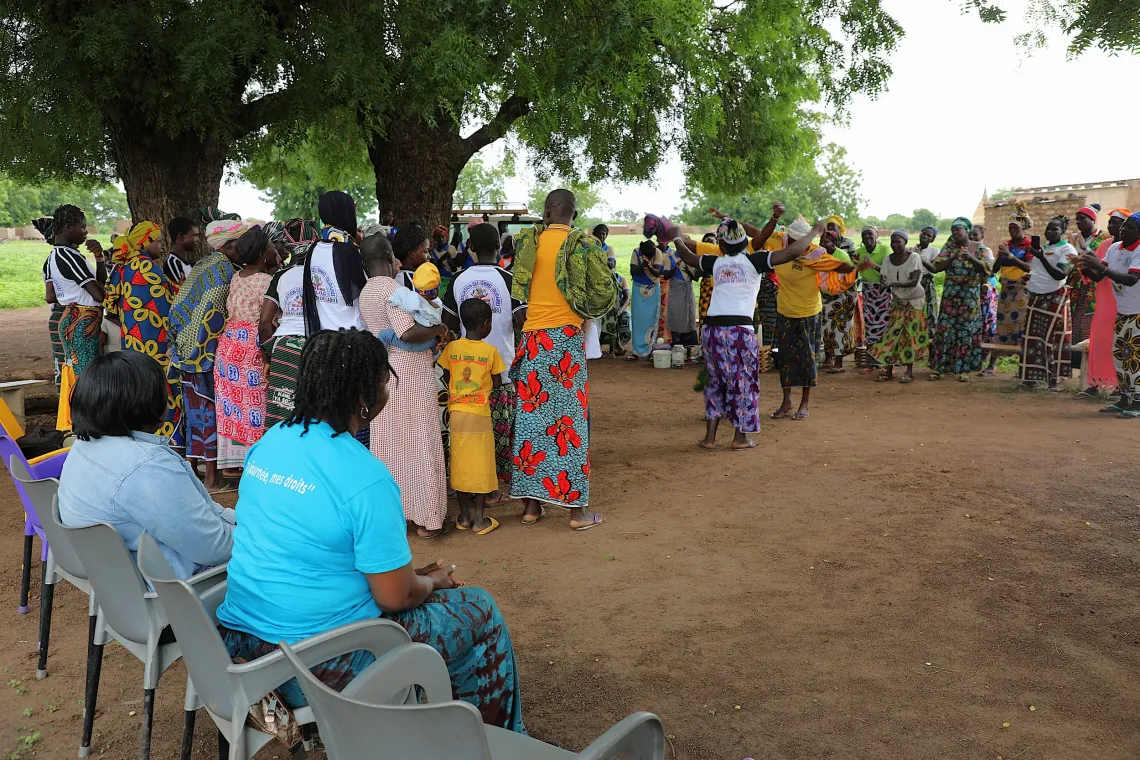 La place du village de Gado anim&eacute;e par les femmes