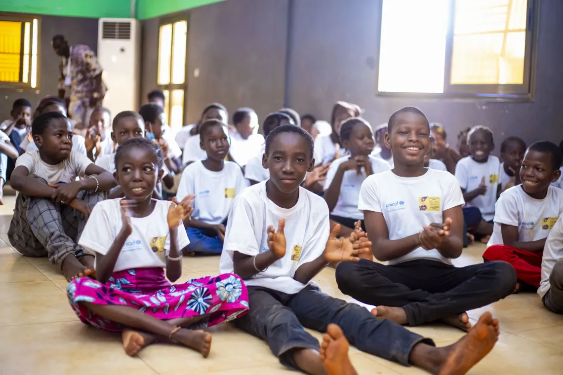 Les enfants expriment leur joie de participer &agrave; l&rsquo;atelier sur les droits de l&rsquo;enfants.
