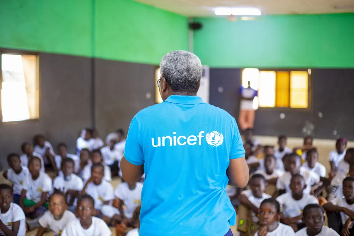 Le facilitateur de l'atelier se pr&ecirc;te aux questions des enfants.