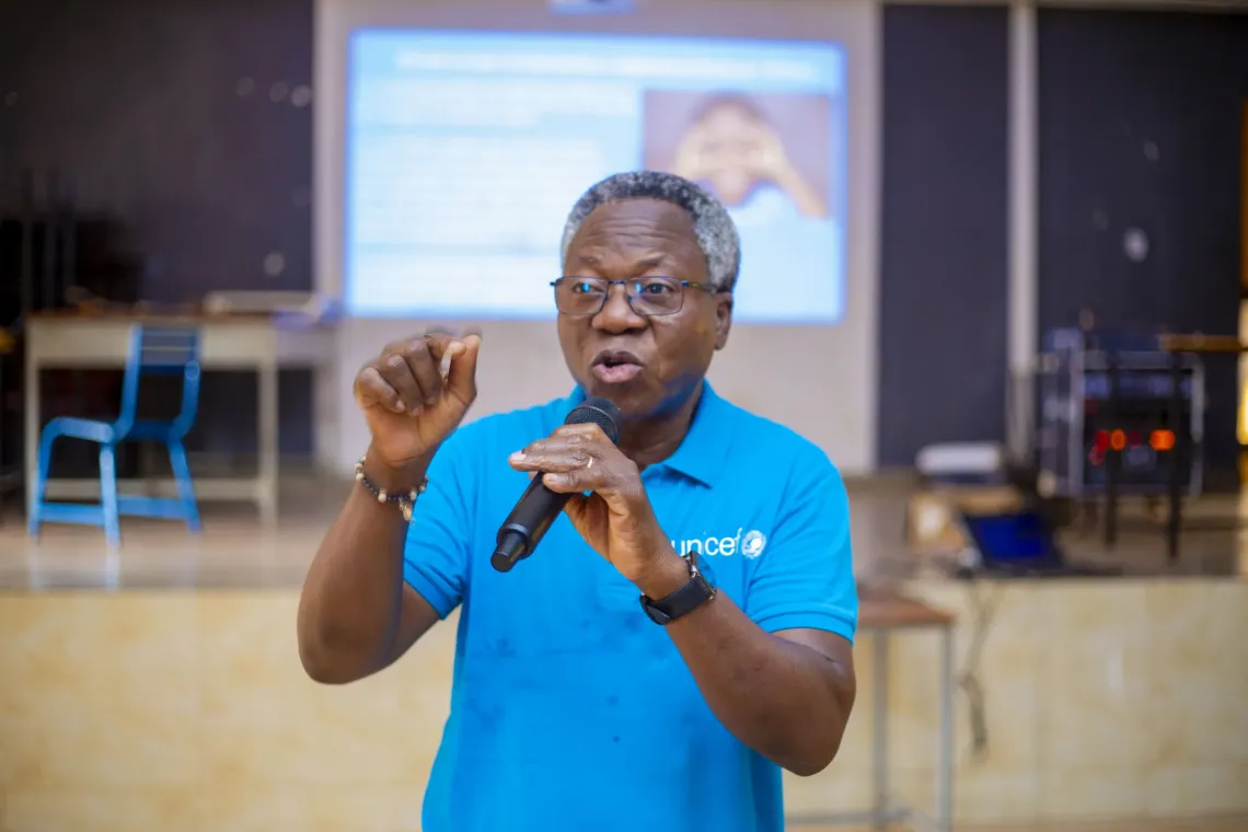 Le facilitateur de l'atelier, Claude Tarpilga, employ&eacute; &agrave; l'UNICEF a recours &agrave; des exemples courants pour s'assurer de la bonne compr&eacute;hension des droits de l'enfant par les jeunes participants.