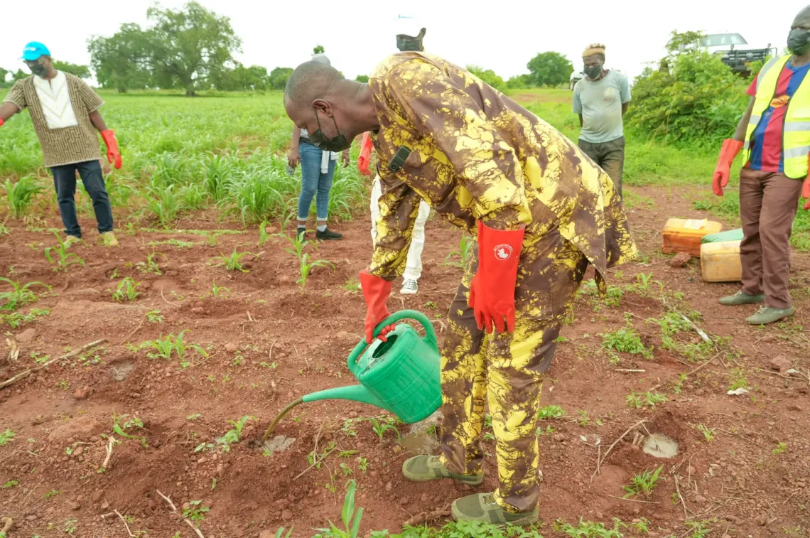 Sidib&eacute; montre aux producteurs agricoles les bonnes pratiques d&rsquo;utilisation des fertilisants. 