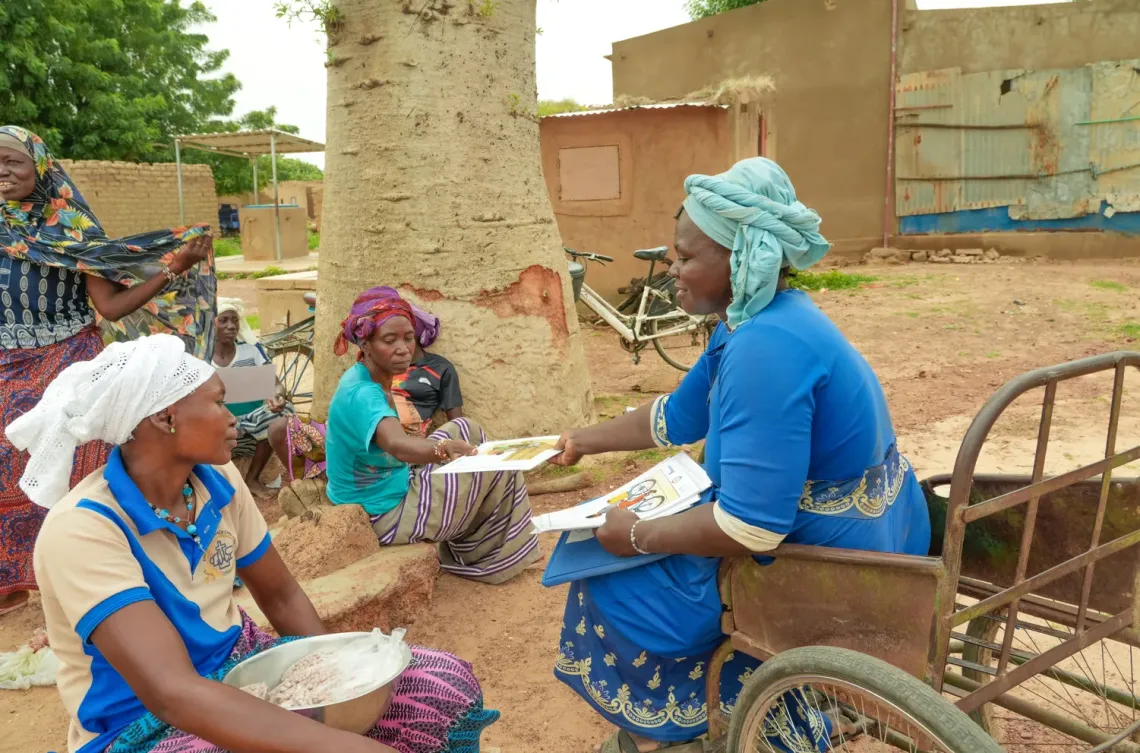 Awa sensibilise les communaut&eacute;s sur les bonnes pratiques d&rsquo;utilisation des latrines ECOSAN. 