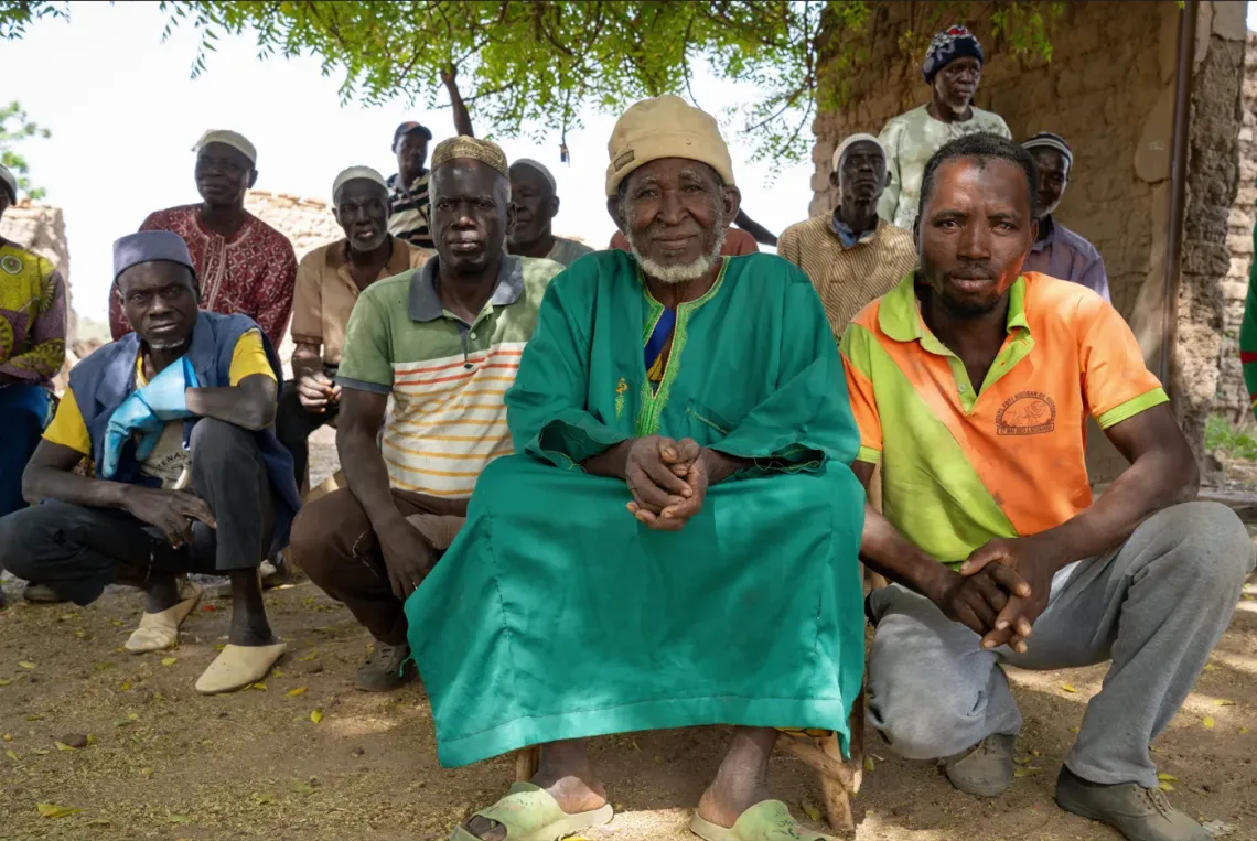Le chef du village COULIBALLY Di&eacute; est en compagnie des membres de sa communaut&eacute;