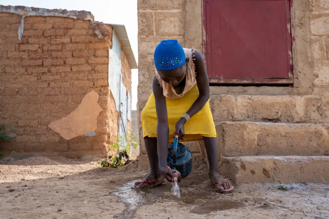 Kardidia se lave les mains apr&egrave;s avoir utilis&eacute; la latrine ECOSAN &agrave; Konandja au Burkina Faso.