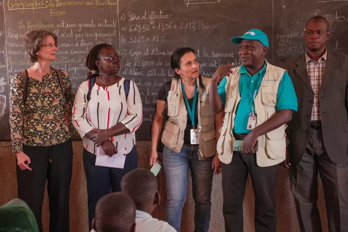 Hamadou Diallo, sp&eacute;cialiste de l&rsquo;&eacute;ducation &agrave; l&rsquo;UNICEF visite une classe SSAP &agrave; Djibo