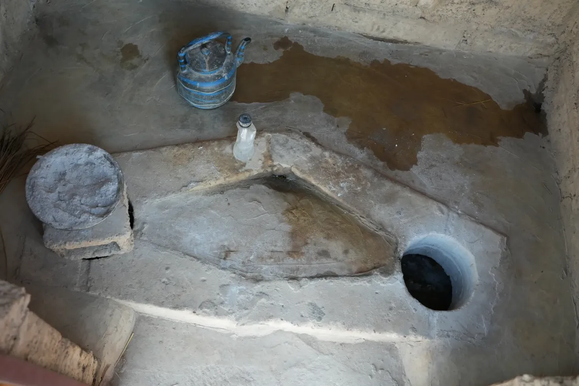 Pr&eacute;sentation de l&rsquo;int&eacute;rieur d&rsquo;une latrine ECOSAN