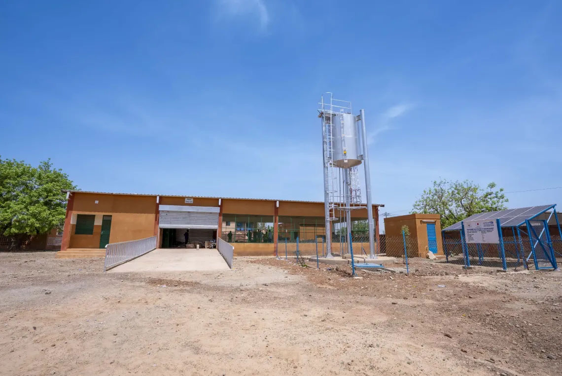 The colleges are also equipped with autonomous water points (PEA), inclusive sanitation facilities, separate for girls and boys.