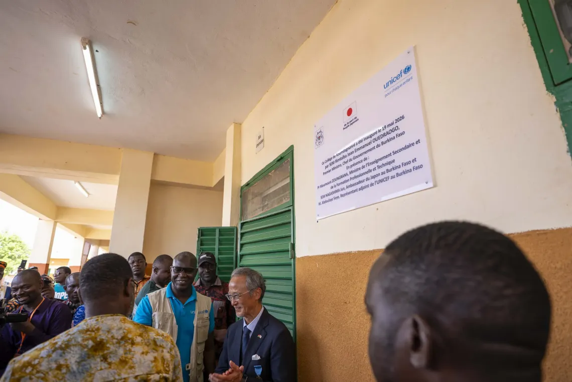 Minister of State Emile Zerbo, His Excellency Nagashima Jun and Deputy Representative Abdoulaye Seye unveil the commemorative plaque.