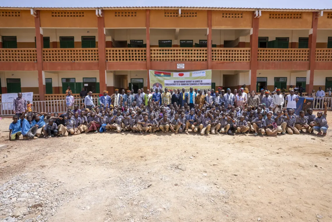 Les autorit&eacute;s burkinab&egrave;, les diplomates japonais et les responsables de l'UNICEF posent aux c&ocirc;t&eacute;s des &eacute;l&egrave;ves devant le nouveau coll&egrave;ge d'enseignement g&eacute;n&eacute;ral et technique de Koumdayonre lors de la remise officielle des infrastructures. Cette image de groupe symbolise la r&eacute;ussite de la coop&eacute;ration bilat&eacute;rale exemplaire entre le Burkina Faso et le Japon, avec l'UNICEF en qualit&eacute; d'agence d'ex&eacute;cution. La livraison de ces huit &eacute;tablissements modernes et &eacute;quip&eacute;s &agrave; travers le pays t&eacute;moigne d'une volont&eacute; commune d