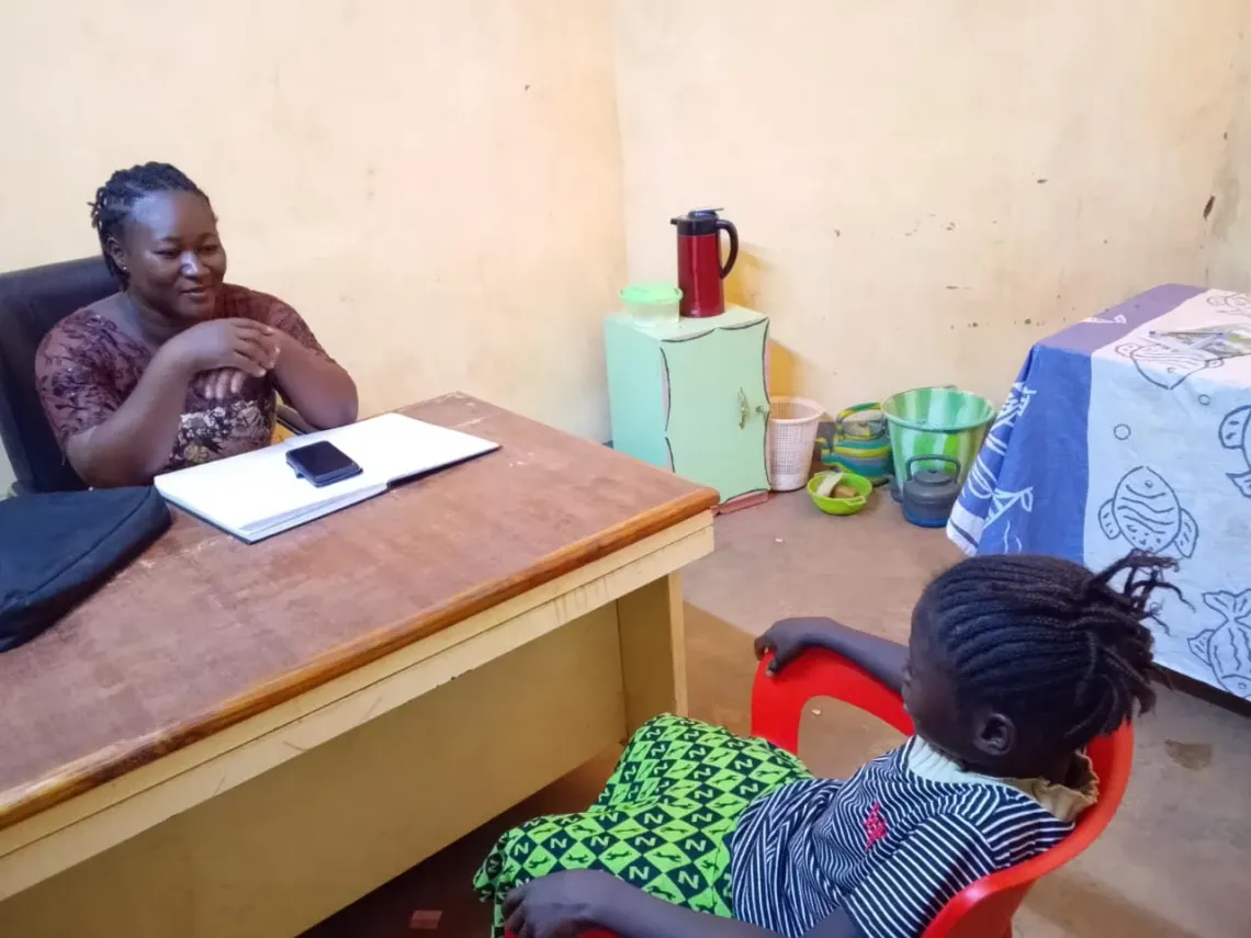 Lamice Bonkoungou, gestionnaire de cas &agrave; APAD, discusse avec Bintou Salouka 