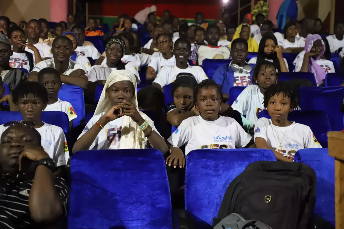 Des enfants assistant &agrave; une projection de films sur les droits de l'enfant &agrave; l'espace enfants au FESPACO 2025