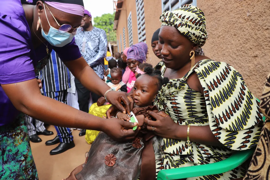 Aminata Fofana mesure le p&eacute;rim&egrave;tre brachial de la petite Maichara &agrave; Bobo-Dioulasso au Burkina Faso.