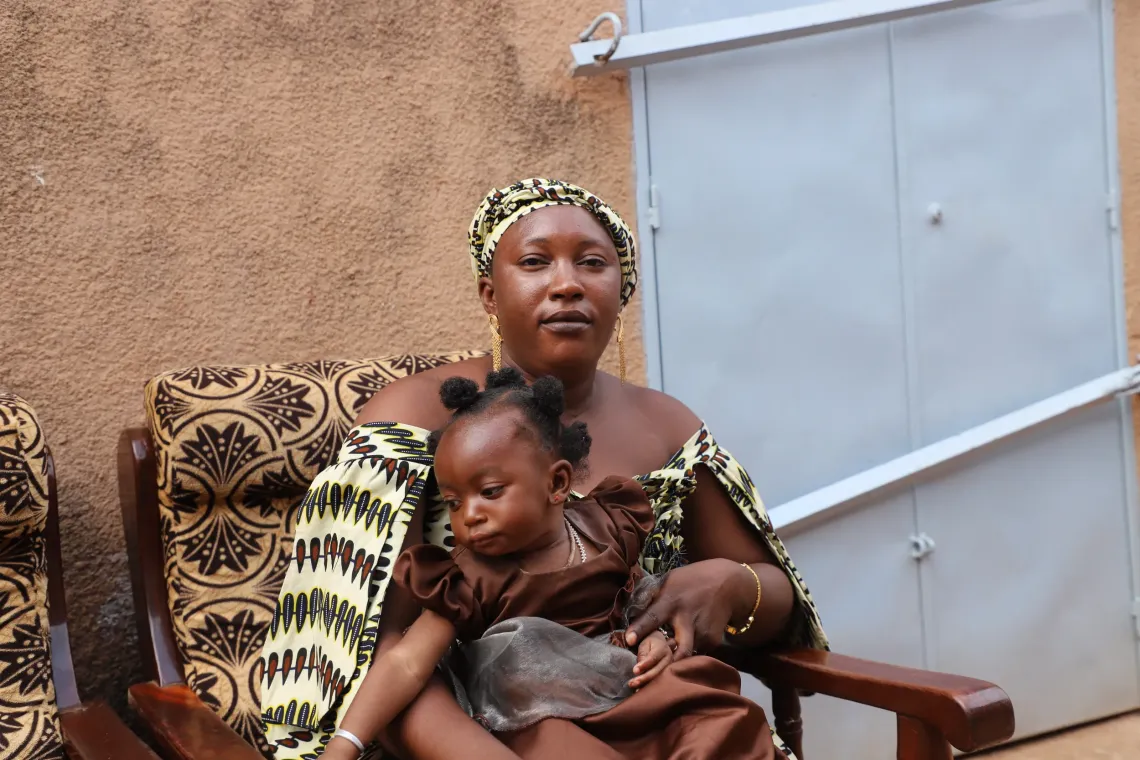Mireille tient sa fille Maichara au centre de sante de Sarfalao, &agrave; Bobo-Dioulasso au Burkina Faso.