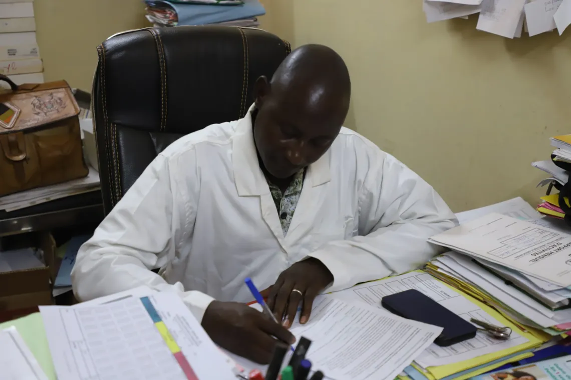 Amidou Traore, major du CMU de de Sarfalao, renseigne les fiches des suppl&eacute;ment&eacute;s &agrave; Bobo-Dioulasso, Burkina Faso.