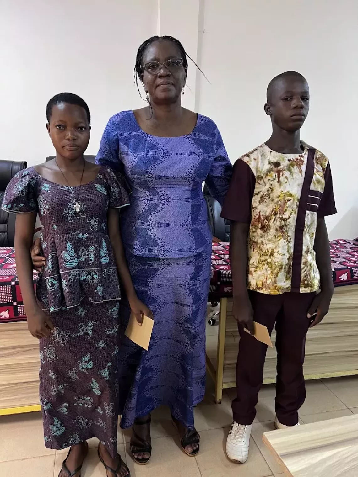 F&eacute;licit&eacute; Sawadogo, Charg&eacute;e de programme &eacute;ducation &agrave; l&rsquo;UNICEF Burkina Faso remet des recompenses aux meilleurs &eacute;l&egrave;ves de la cohorte.