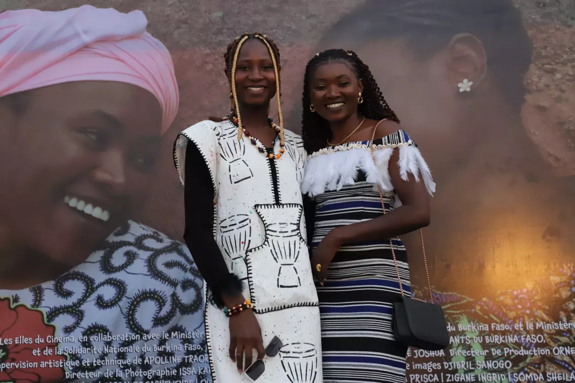 A gauche Safi (Carole Gangou) et l&rsquo;actrice (Prudence Kabr&eacute;) qui joue le r&ocirc;le de sa m&egrave;re dans le film "Sur mon sable"