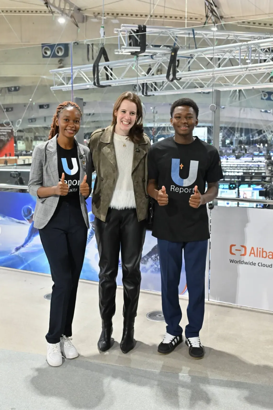 De la gauche vers la droite : Jemima, Henrietta Ridley, Cheffe de la section Num&eacute;rique de l&rsquo;UNICEF et Romaric &eacute;changent sur l&rsquo;usage responsable de l&rsquo;intelligence artificielle, 