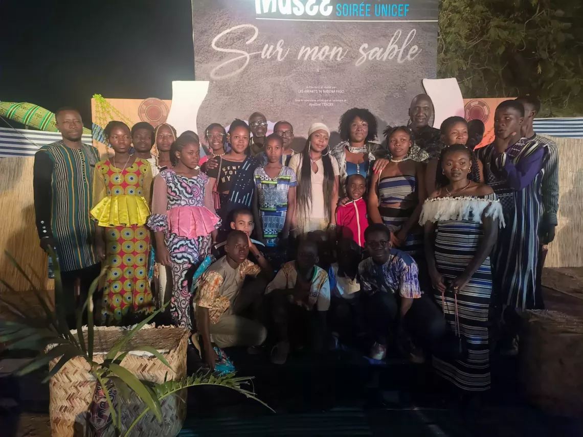 La r&eacute;alisatrice de renom, Apolline Traor&eacute; et les enfants ayant particip&eacute; &agrave; la r&eacute;alisation du film &laquo; Sur mon sable &raquo; lors de la premi&egrave;re du film au mus&eacute;e national de Ouagadougou.
