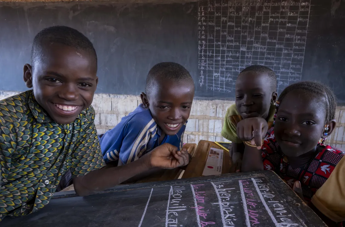 Sayouba Ouedraogo est content d&rsquo;&ecirc;tre &agrave; l&rsquo;&eacute;cole avec ses amis 