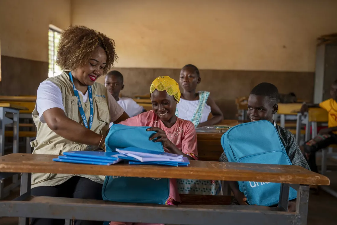 Edmondine Rakotoherisoa, sp&eacute;cialiste de l'&eacute;ducation de l'UNICEF, examine le nouveau sac d&rsquo; Adjara &agrave; D&eacute;dougou, Burkina Faso.
