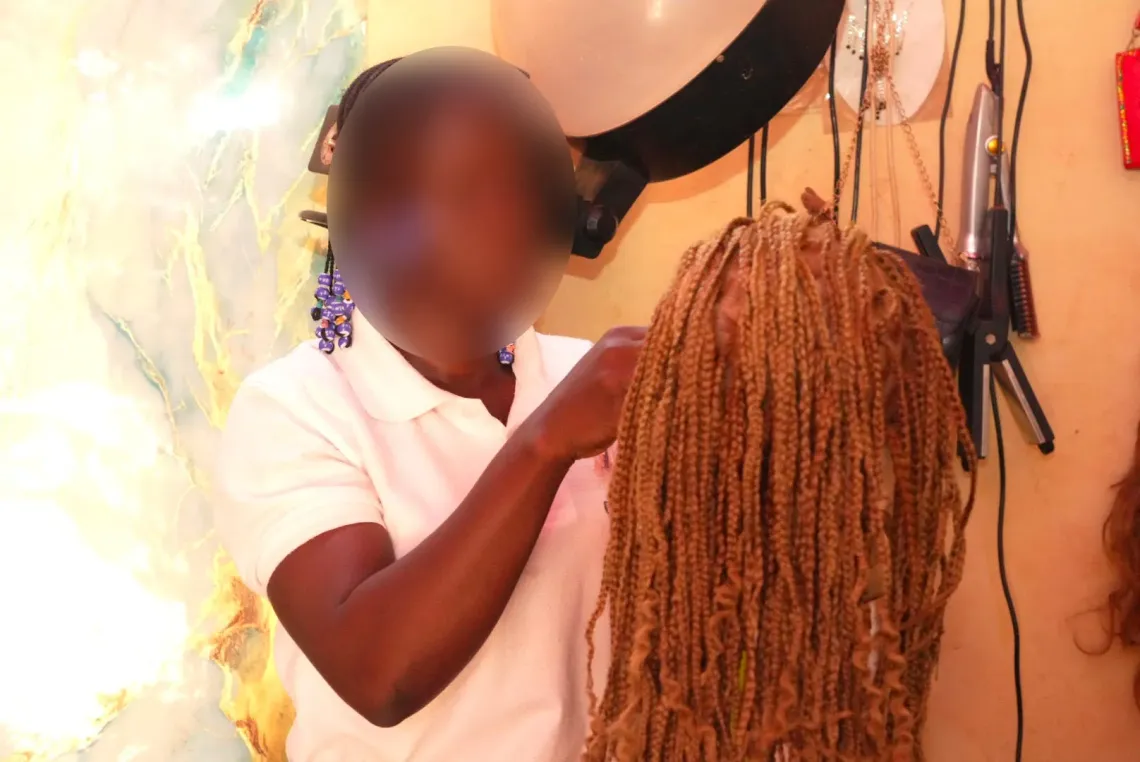 Rachel s&rsquo;exerce au m&eacute;tier de coiffure &agrave; D&eacute;dougou