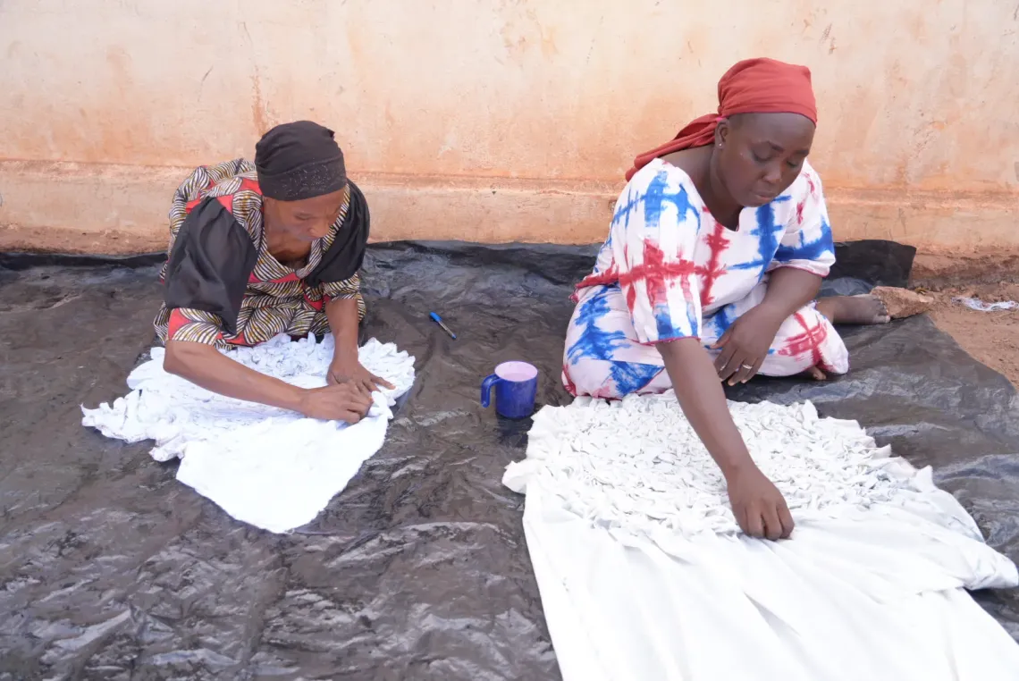 Des femmes s&rsquo;activent &agrave; la teinture, notamment &agrave; la fabrication de pagnes K&ocirc;k&ocirc; Dunda, un savoir-faire local valoris&eacute; au sein de la communaut&eacute;.