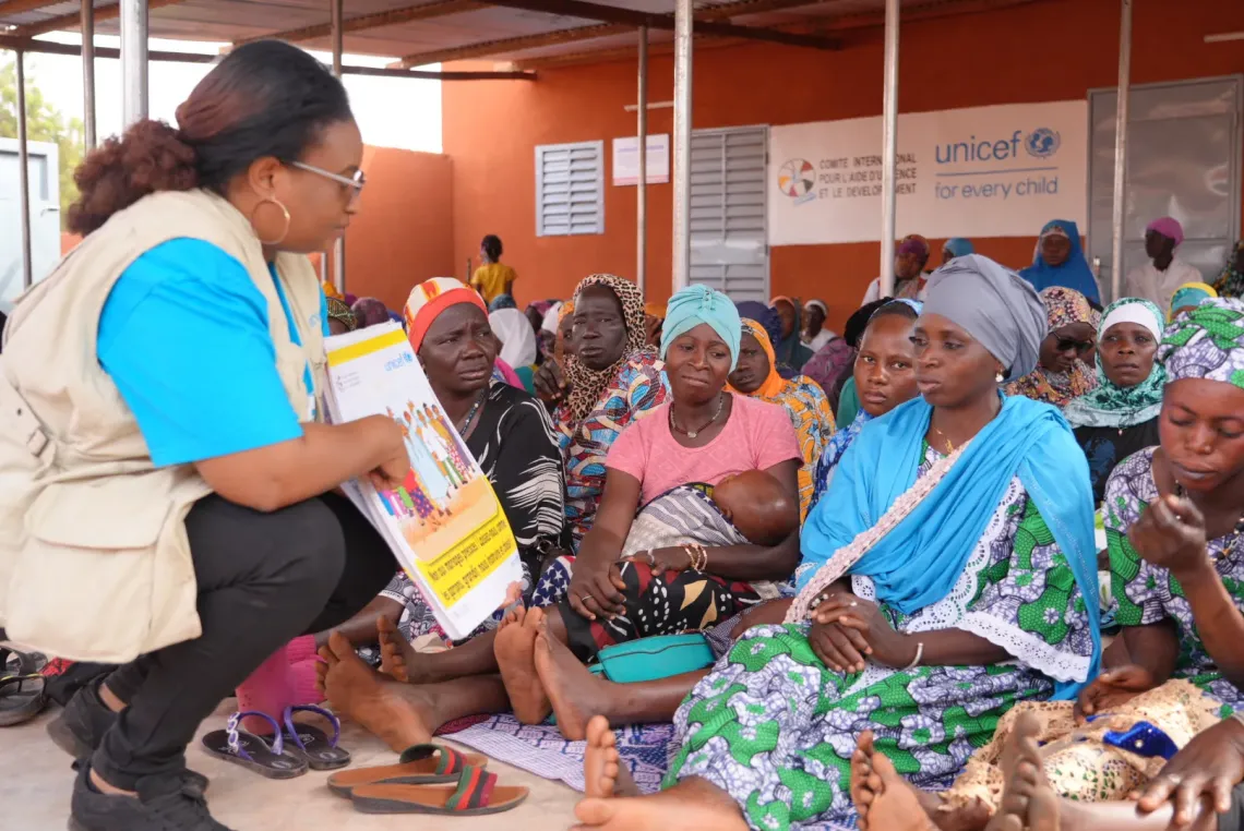 A&iuml;ssata Diallo, charg&eacute;e de la th&eacute;matique VBG &agrave; l&rsquo;UNICEF, &eacute;change avec des femmes dans un espace s&ucirc;r.