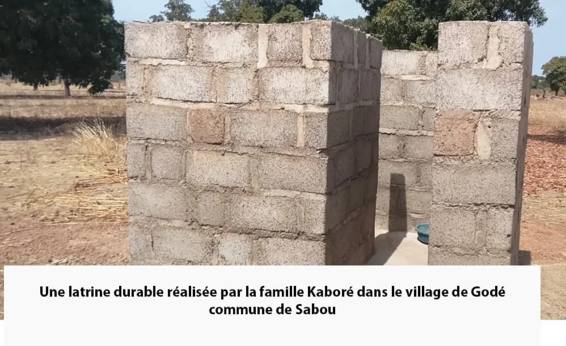 Une latrine durable r&eacute;alis&eacute;e par la famille Kabor&eacute; dans le village de God&eacute; commune de Sabou. &copy;ASMADE/2026