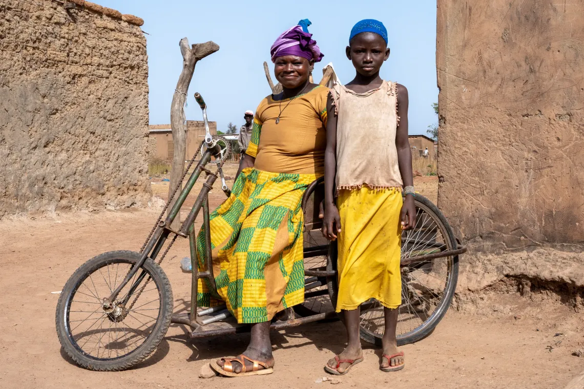 Awa et sa fille Kadidia sont contentes de b&eacute;n&eacute;ficier des latrines ECOSAN