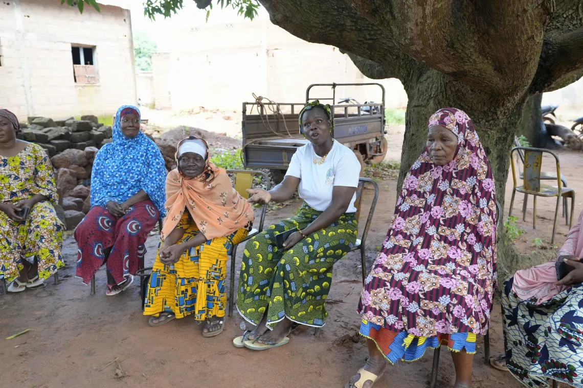Fatima participe, avec d&rsquo;autres femmes de son club, &agrave; des discussions sur la protection des filles