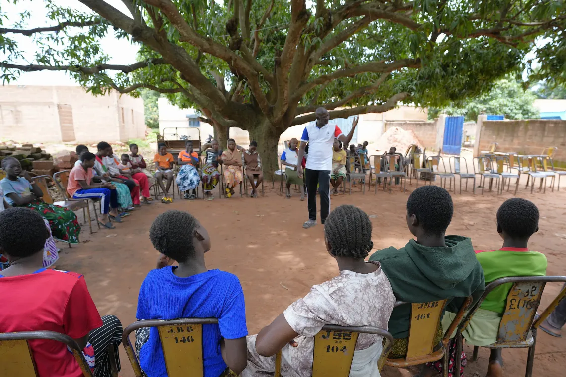 A Toussiana, Bazi&eacute; sensibilise les membres du club des jeunes filles sur les cons&eacute;quences de l&rsquo;excision