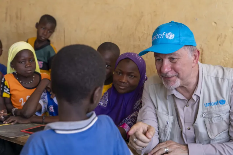 Ted Chaiban s'entretenant avec un &eacute;l&egrave;ve de l'&eacute;cole Forces vives de Dori dans la r&eacute;gion du Sahel