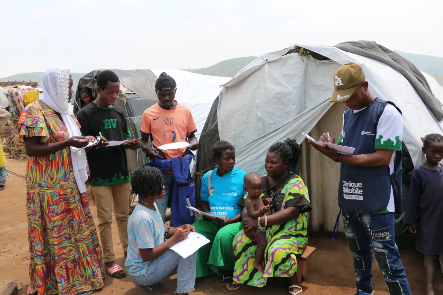 Les agents de sant&eacute; communautaire rendent visite aux m&eacute;nages pour sensibiliser les familles &agrave; la demande des soins ad&eacute;quats et collectent des donn&eacute;es de sant&eacute; communautaires sur le site des r&eacute;fugi&eacute;s congolais de Busuma.  