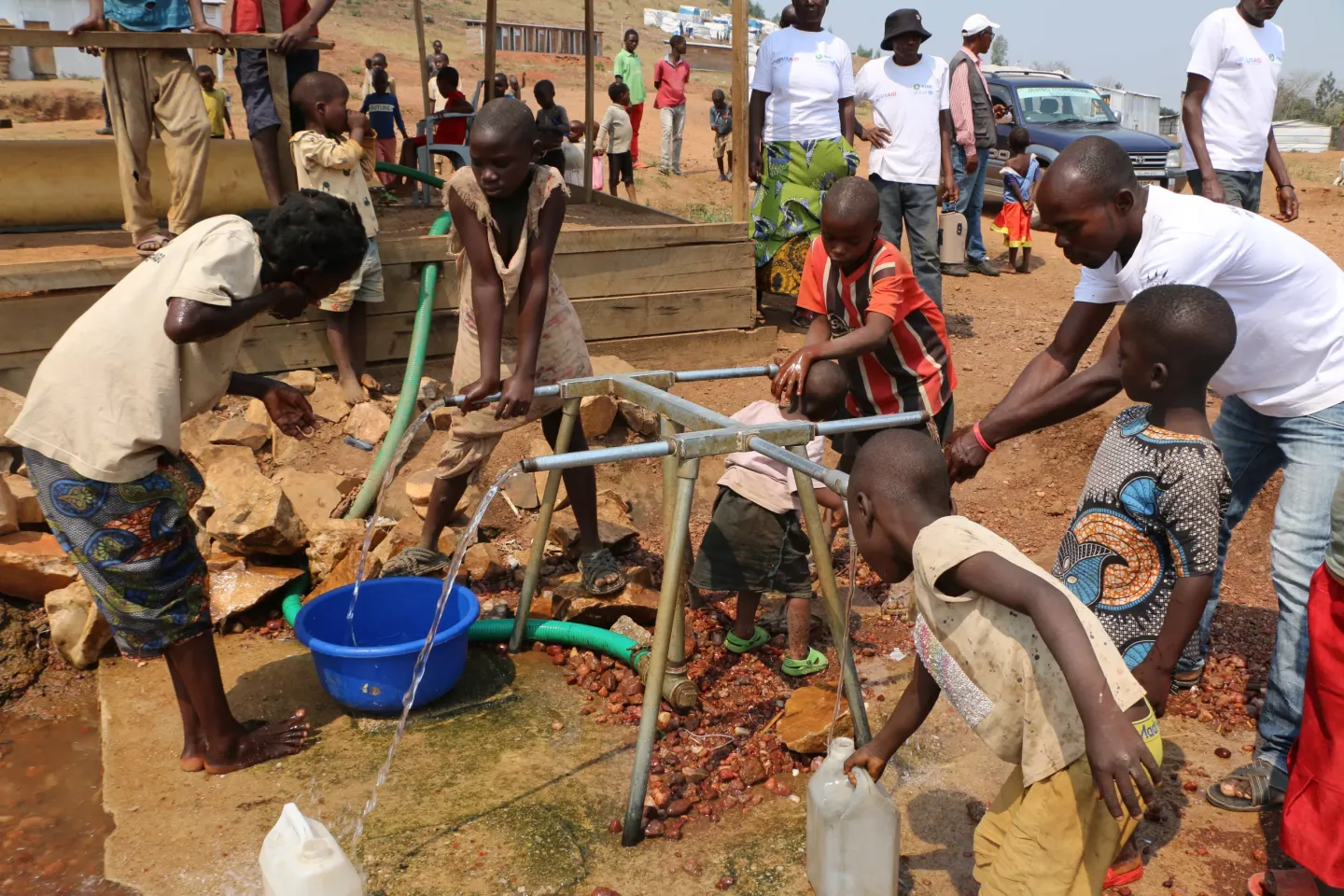  Des enfants du site de Gateri puisent de l&rsquo;eau potable &agrave; une rampe d&rsquo;eau install&eacute;e par l&rsquo;UNICEF en collaboration avec l&rsquo;AHAMR