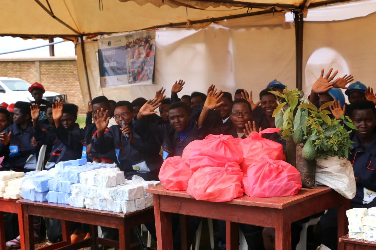 Des femmes assises dans leurs stands lors de la foire d'exposition des produits du projet d'autonomisation de femmes dans WASH et environnement de Kiremba et Marangara.