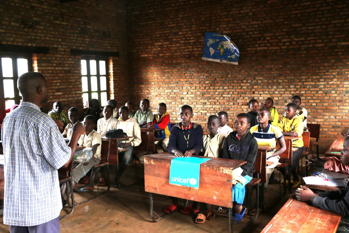 Students from the health club at Butsimba fundamental school, Vumbi area in Kirundo commune, during a discussion session with their supervisor. 