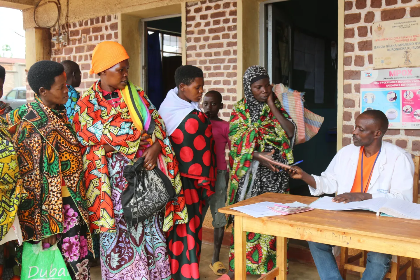 Parents en train de faire enregister leurs enfants.