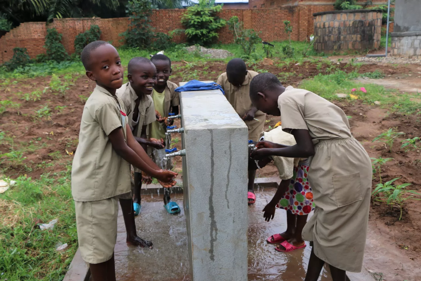 Les &eacute;l&egrave;ves de l'&eacute;cole Gatete 4 en province et commune Rumonge se lavent &agrave; la borne fontaine de l'&eacute;cole aliment&eacute;e par l'eau de la source d'eau de Mugweji. L'instalaltion a &eacute;t&eacute; financ&eacute;e par le gouvernement japonais.