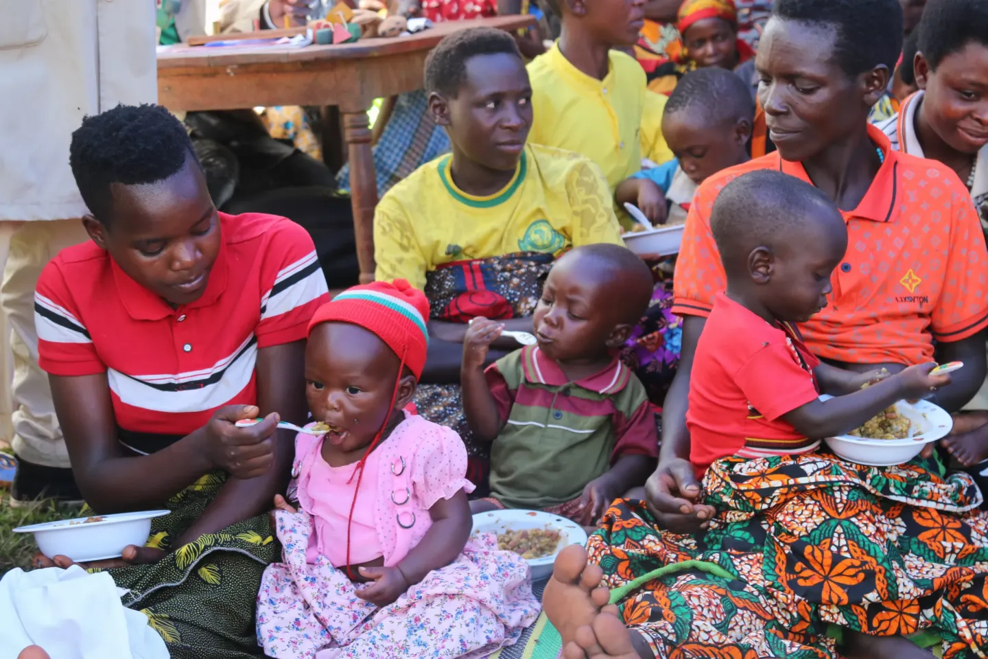 Des enfants en train de manger lors d&rsquo;une d&eacute;monstration culinaire dans un Foyer d&rsquo;apprentissage et de R&eacute;habilitation Nutritionnelle.