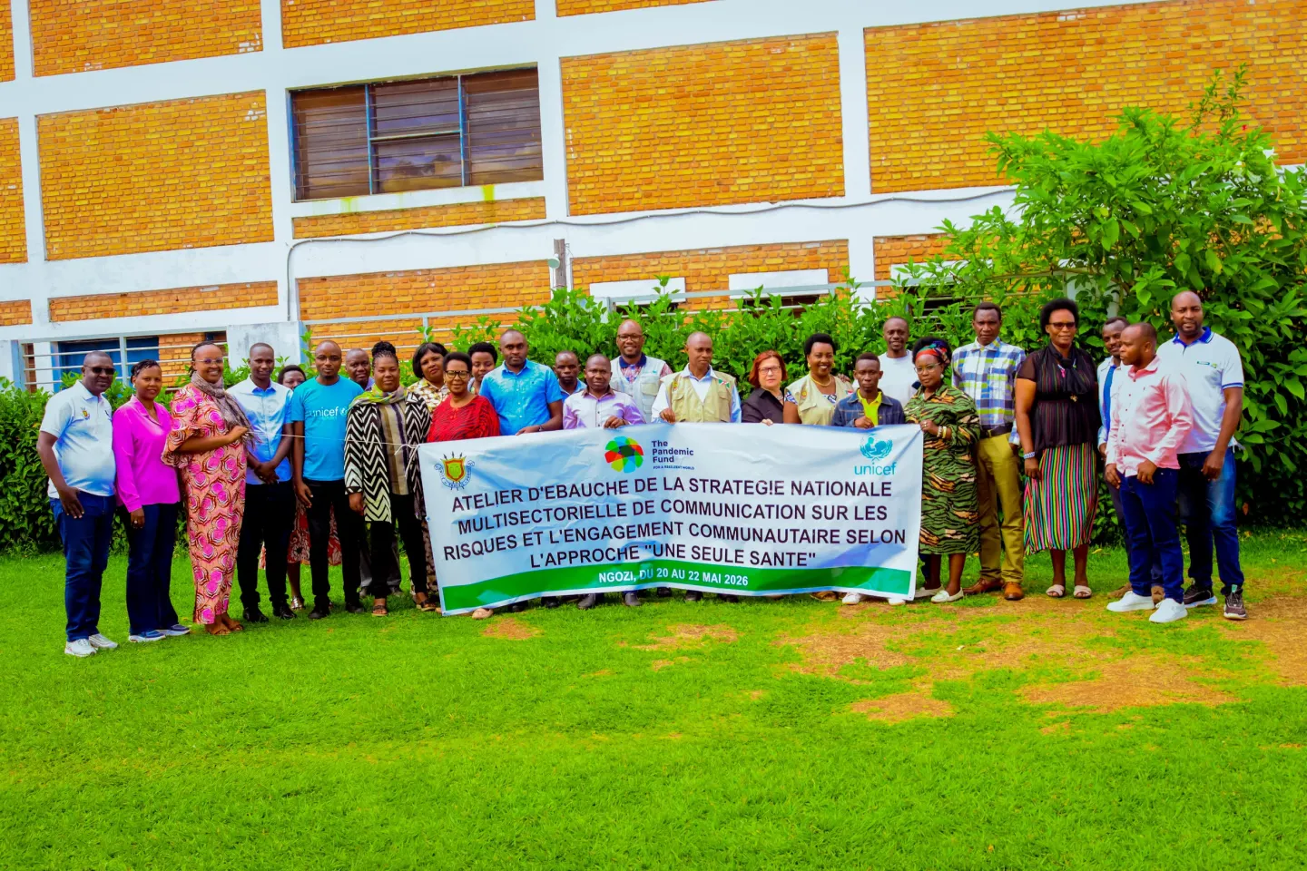 Photo de famille des participants &agrave; l&rsquo;atelier d&rsquo;&eacute;bauche de la strat&eacute;gie nationale multisectorielle de communication sur les risques et l&rsquo;engagement communautaire selon l&rsquo;approche &laquo; Une Seule Sant&eacute; &raquo; .