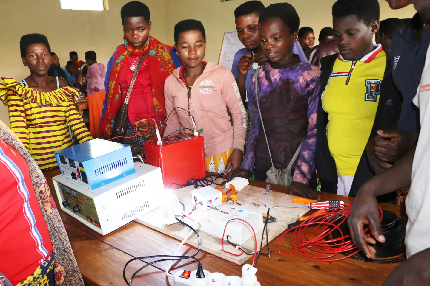 Emerimana Marie-Rose et son groupe pendant la formation sur la production &eacute;lectrique.