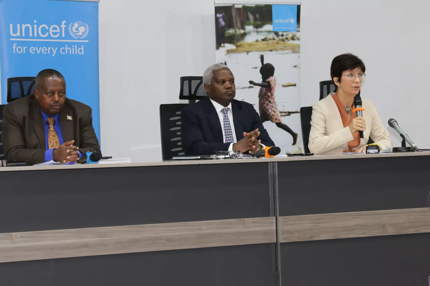   De gauche &agrave; droite, le d&eacute;l&eacute;gu&eacute; du Maire de la ville de Bujumbura, l&rsquo;Ambassadeur Gaudence Sindayigaya, Directeur G&eacute;n&eacute;ral charg&eacute; des Relations Multilat&eacute;rales au minist&egrave;re des Affaires &Eacute;trang&egrave;res et de la Coop&eacute;ration au D&eacute;veloppement et France B&eacute;gin repr&eacute;sentante de l&rsquo;UNICEF au Burundi  
