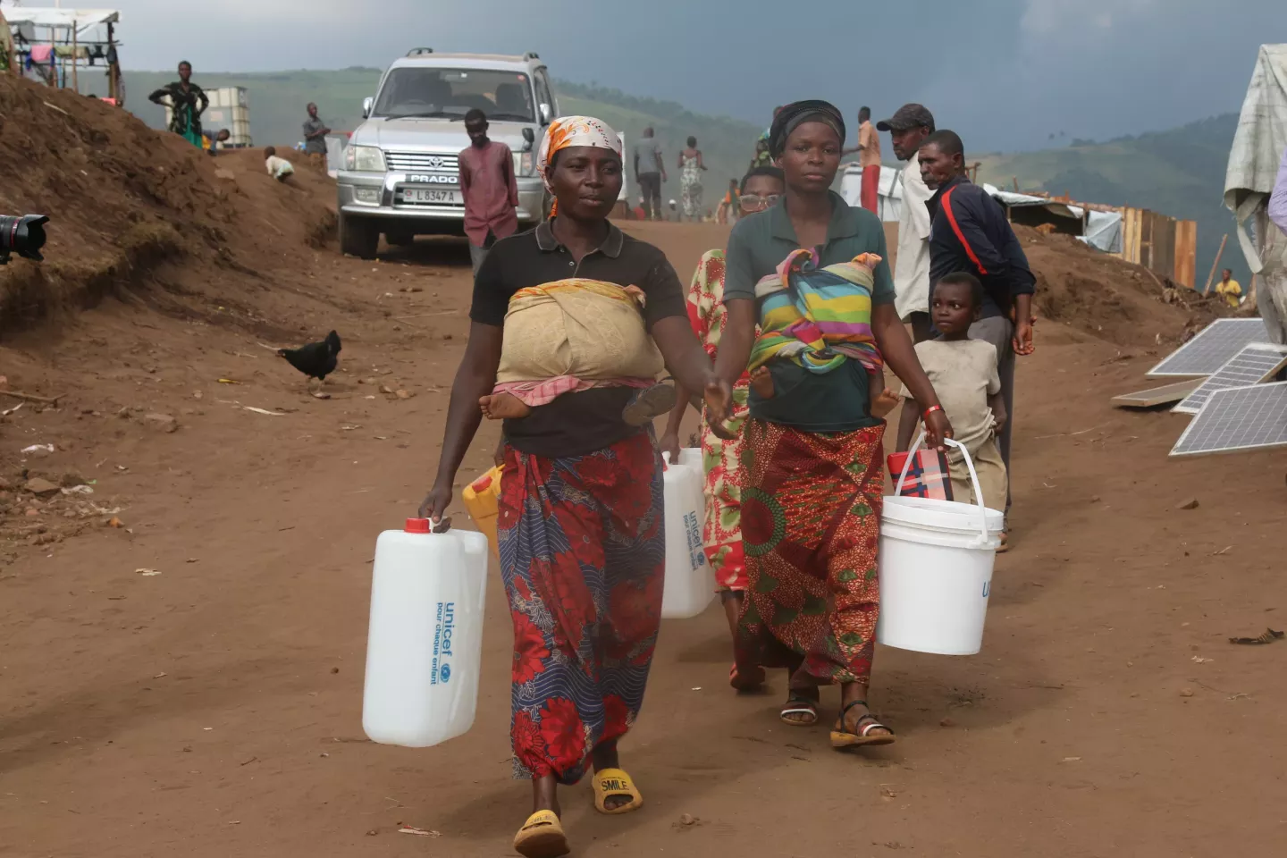   Des mamans d&eacute;plac&eacute;es du site de Mubimbi transportant les kits d&rsquo;hygi&egrave;ne offerts par l&rsquo;UNICEF