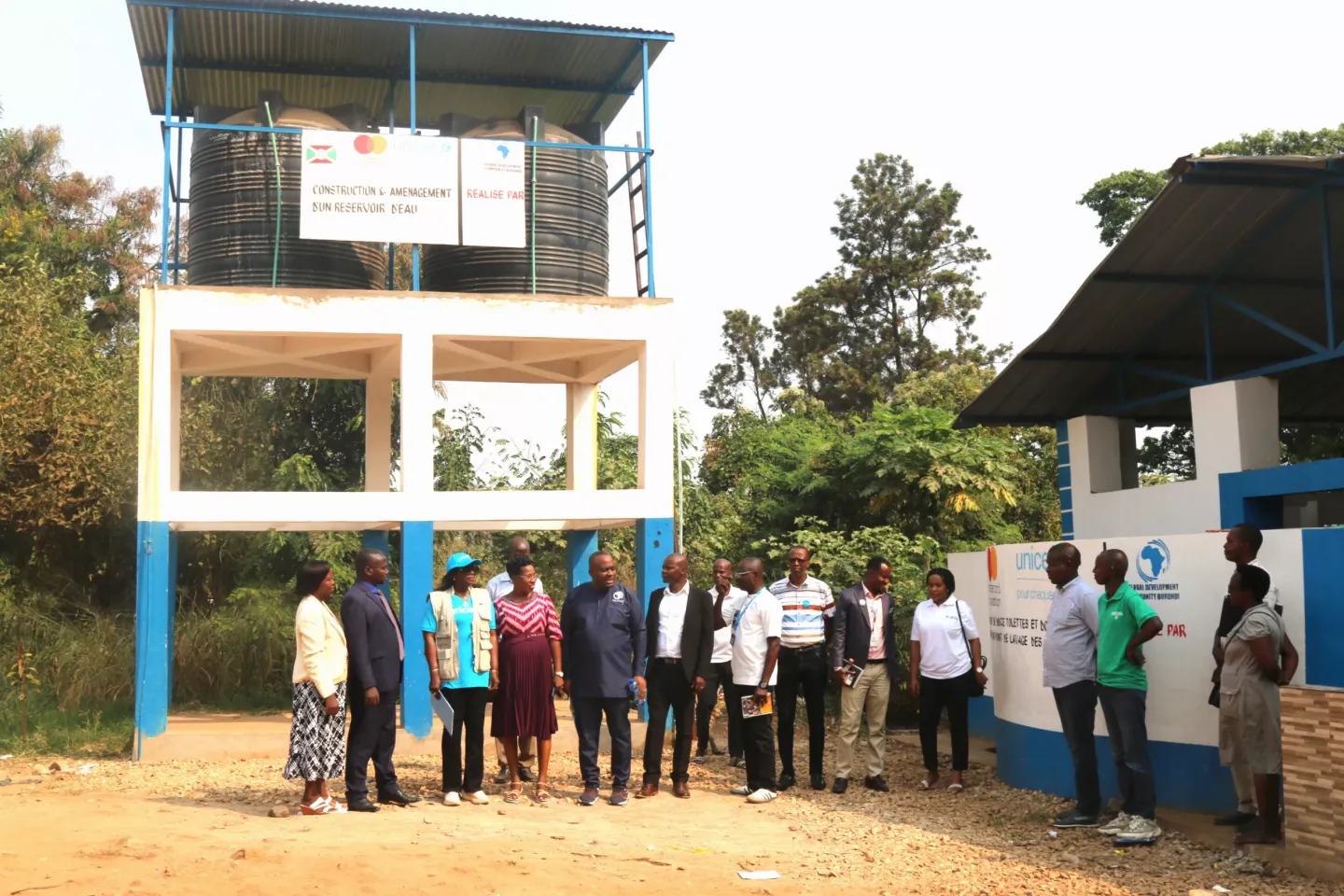  D&eacute;l&eacute;gations de l&rsquo;UNICEF Burundi, du MENRS et partenaires devant les infrastructures sanitaires r&eacute;nov&eacute;es du Lyc&eacute;e Reine de la Paix